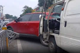 Tai nạn liên hoàn giữa ô tô con và xe tải van trên đường Lê Đức Thọ