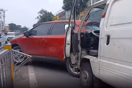 Tai nạn liên hoàn giữa ô tô con và xe tải van trên đường Lê Đức Thọ