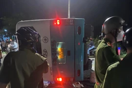 Xe chở công nhân lật ngang trên đường tỉnh 826, hơn 10 người nhập viện