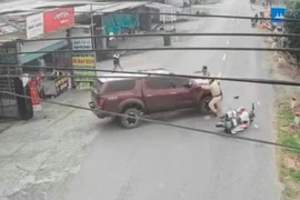 Tài xế không chấp hành hiệu lệnh, nhiều lần ép xe và húc xe CSGT