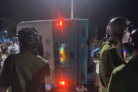 Xe chở công nhân lật ngang trên đường tỉnh 826, hơn 10 người nhập viện