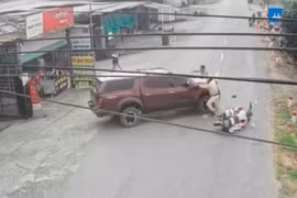 Tài xế không chấp hành hiệu lệnh, nhiều lần ép xe và húc xe CSGT