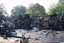 TP HCM: Xe đầu kéo va chạm xe tải, hai phương tiện bốc cháy dữ dội