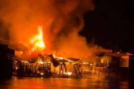 Cà Mau: Cháy dãy nhà ven sông, 13 căn bị thiêu rụi