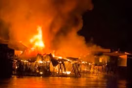 Cà Mau: Cháy dãy nhà ven sông, 13 căn bị thiêu rụi