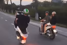 Đà Nẵng: Xác minh người nước ngoài bốc đầu xe máy trên đường