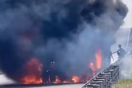 Xe container cháy dữ dội trên cao tốc Trung Lương – Mỹ Thuận