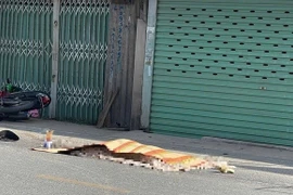 Va chạm container và xe máy trên đường Bùi Công Trừng, một người tử vong