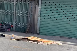 Va chạm container và xe máy trên đường Bùi Công Trừng, một người tử vong