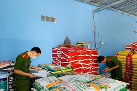 Cà Mau thu giữ 77 tấn phân bón, chế phẩm thủy sản không rõ nguồn gốc