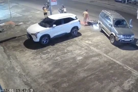 Người lái xe máy nhập viện sau cú va chạm với ô tô lùi từ vỉa hè