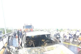 Ô tô 4 chỗ bốc cháy dữ dội trên cầu Rạch Miễu