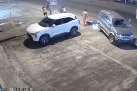 Người lái xe máy nhập viện sau cú va chạm với ô tô lùi từ vỉa hè