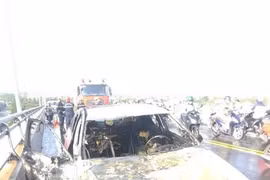 Ô tô 4 chỗ bốc cháy dữ dội trên cầu Rạch Miễu