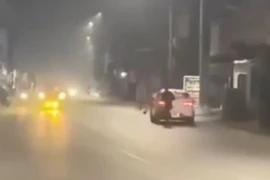 Tạm giữ tài xế không dừng xe, hất cán bộ CSGT lên capo