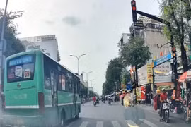 Xác minh clip xe buýt vượt đèn đỏ tại giao lộ ở Tân Phú cũ