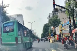 Xác minh clip xe buýt vượt đèn đỏ tại giao lộ ở Tân Phú cũ