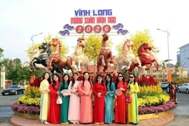 Đường hoa Xuân Bính Ngọ 2026 tại Vĩnh Long: nơi gốm đỏ và hoa hội tụ
