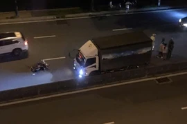 Clip sốc: Bị 'tạt đầu', 2 thiếu niên đạp ngã xe máy giữa đường ô tô