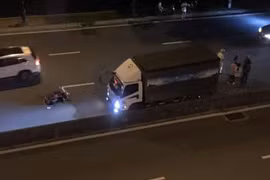 Clip sốc: Bị 'tạt đầu', 2 thiếu niên đạp ngã xe máy giữa đường ô tô