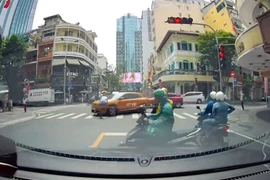 Ô tô rẽ trái tông người đi bộ ở trung tâm TP HCM