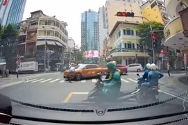 Ô tô rẽ trái tông người đi bộ ở trung tâm TP HCM