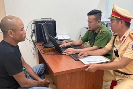 Tạm giữ tài xế ô tô 16 chỗ gây ồn ào khu vực chợ Kiến Đức