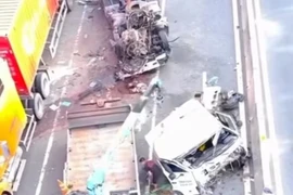 Tông đuôi container đậu trên đường, xe đầu kéo bay mất cabin