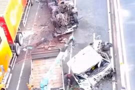 Tông đuôi container đậu trên đường, xe đầu kéo bay mất cabin