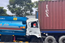 Va chạm giữa xe bồn và xe container trên Xa lộ Hà Nội