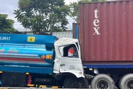 Va chạm giữa xe bồn và xe container trên Xa lộ Hà Nội