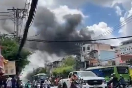 TP HCM: Hỏa hoạn dữ dội gần chợ Võ Thành Trang, khói đen bao trùm khu dân cư