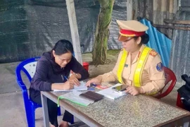 Clip: Chở người trên nóc ô tô, tài xế ở Gia Lai bị phạt nặng