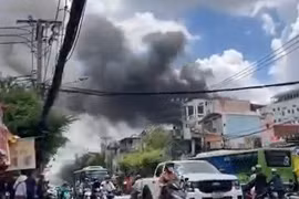 TP HCM: Hỏa hoạn dữ dội gần chợ Võ Thành Trang, khói đen bao trùm khu dân cư