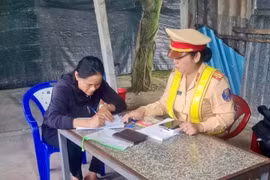 Clip: Chở người trên nóc ô tô, tài xế ở Gia Lai bị phạt nặng