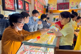 Vàng miếng SJC bứt phá, sắp chạm đỉnh lịch sử
