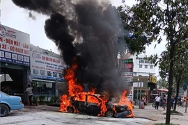 Ô tô bốc cháy trước garage trên đường Nguyễn Duy Trinh