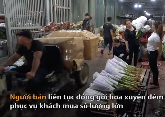 Chợ hoa lớn nhất Thủ đô đông 'nghẹt thở' đêm trước 8.3