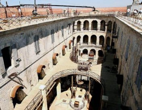 Vào thế kỷ XVII, nhà vua Pháp quyết định xây dựng một xưởng đóng tàu chuyên đóng tàu, và địa điểm của những xưởng đóng tàu này được chọn xung quanh vùng biển Port La Roche.