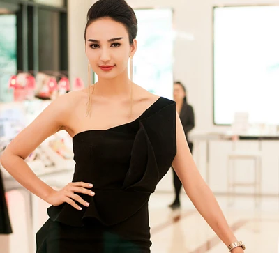 Hoa hậu Ngọc Diễm quyến rũ với đầm đen
