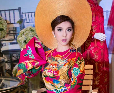 Ngọc Quyên biến hóa với áo dài khăn đóng