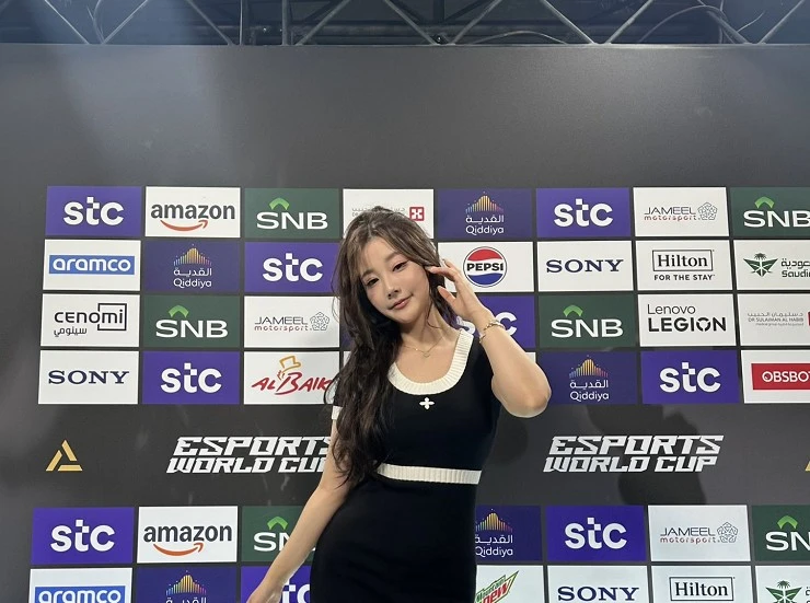 MC LMHT nổi tiếng gây sốt với outfit "đồ ngủ", fan vừa mê vừa tranh cãi 