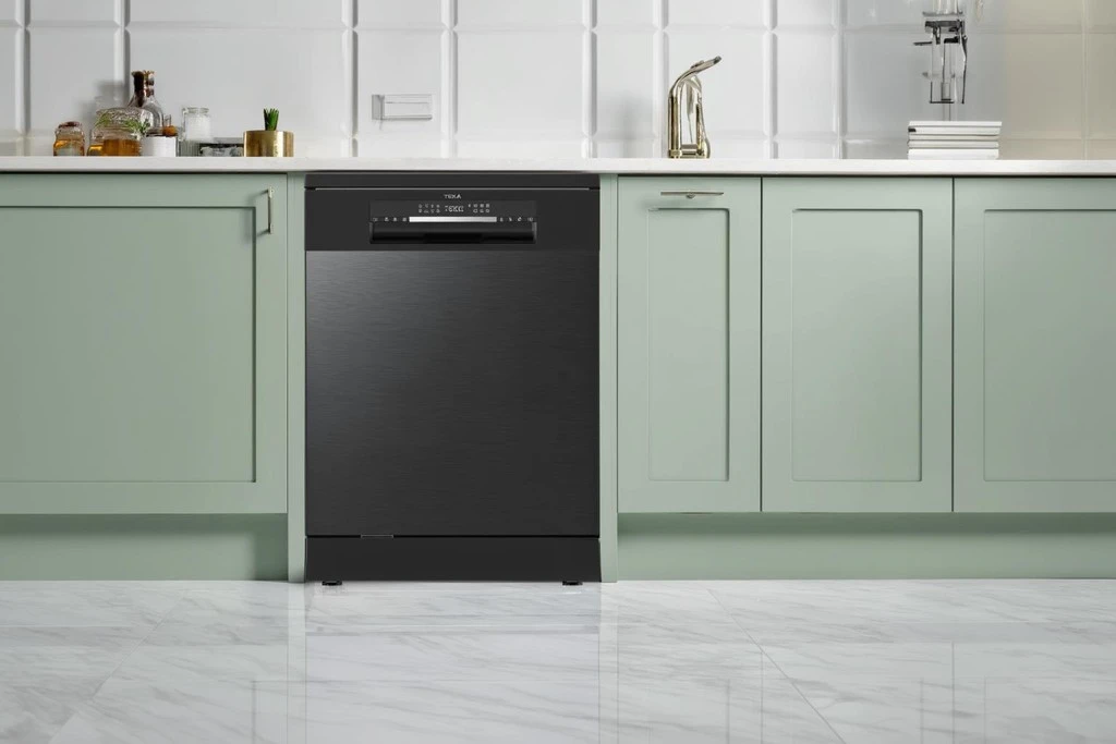 Máy rửa chén có UV diệt khuẩn, sấy khí nóng, cảm biến độ bẩn của nước 