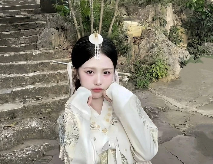 Nữ streamer khiến người xem hốt hoảng với video mới