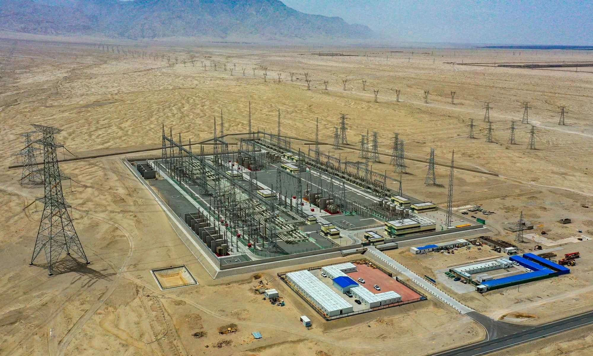 Trung Quốc dựng 10.000 tháp điện giữa “biển chết” Tân Cương