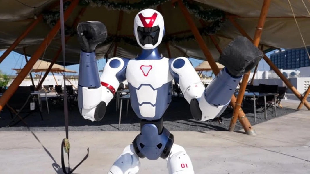 Robot hình người Trung Quốc gây sốc khi giá chỉ 146 triệu 