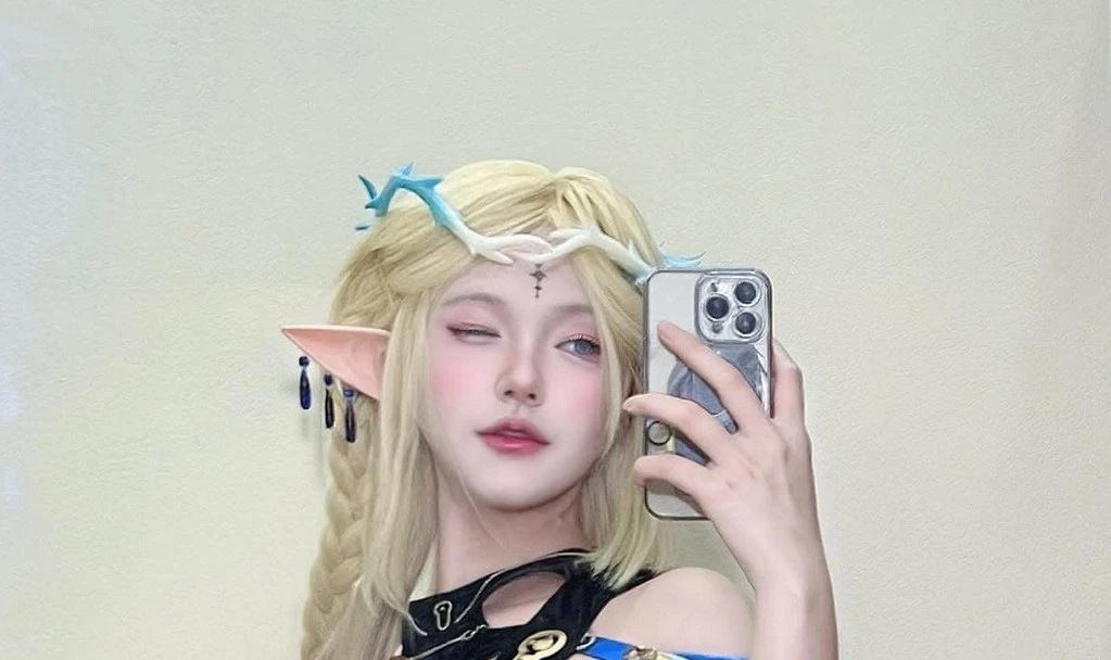 Coser nóng bỏng top 1 lột xác với phong cách kín đáo