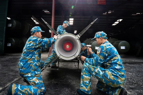 Xem bộ đội diễn tập lắp ráp đạn tên lửa phòng không