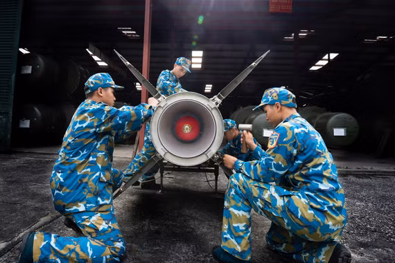 Xem bộ đội diễn tập lắp ráp đạn tên lửa phòng không