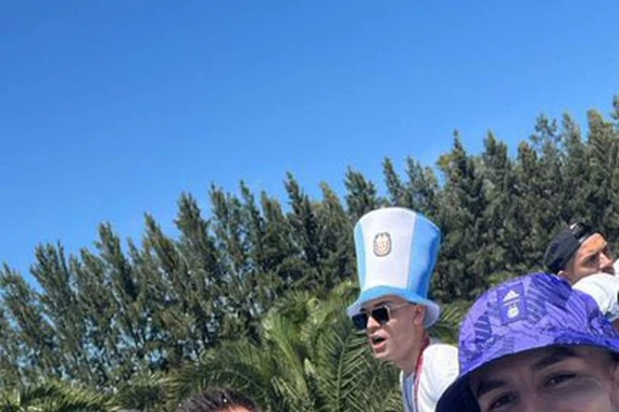 Khám phá bí mật thú vị dưới đáy cúp vàng World Cup 